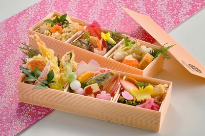 沖縄本島南部を中心に仕出し・会議弁当・イベント弁当・オードブルを提供している花華フーズです。3,500円弁当