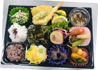 沖縄本島南部を中心に仕出し・会議弁当・イベント弁当・オードブルを提供している花華フーズです。御所車　1600円